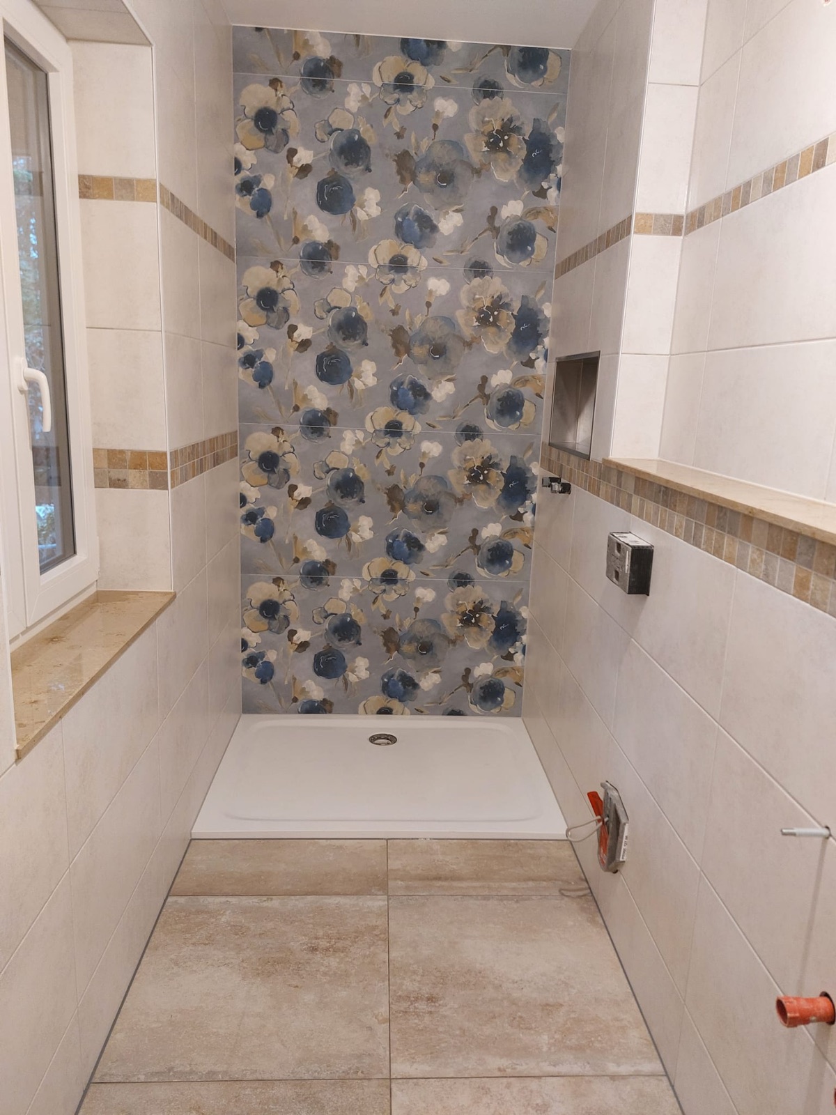 Dusche mit Blütenmotiv an der Wand