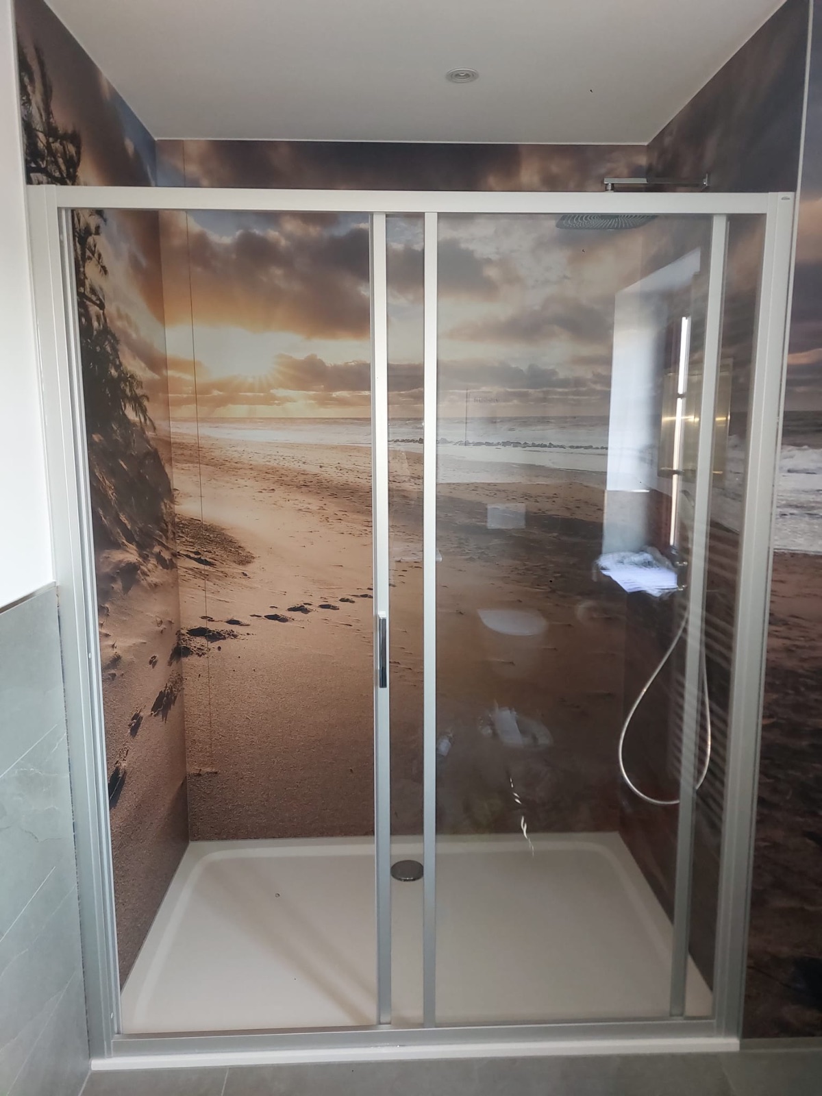 Dusche mit Strand- und Meermotiv