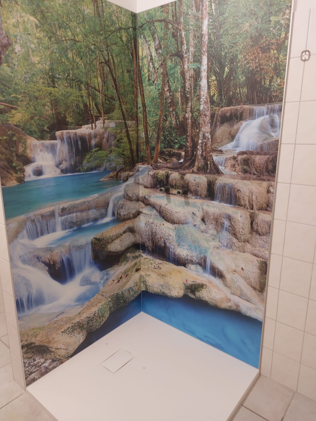 Dusche mit Wasserfallmotiv