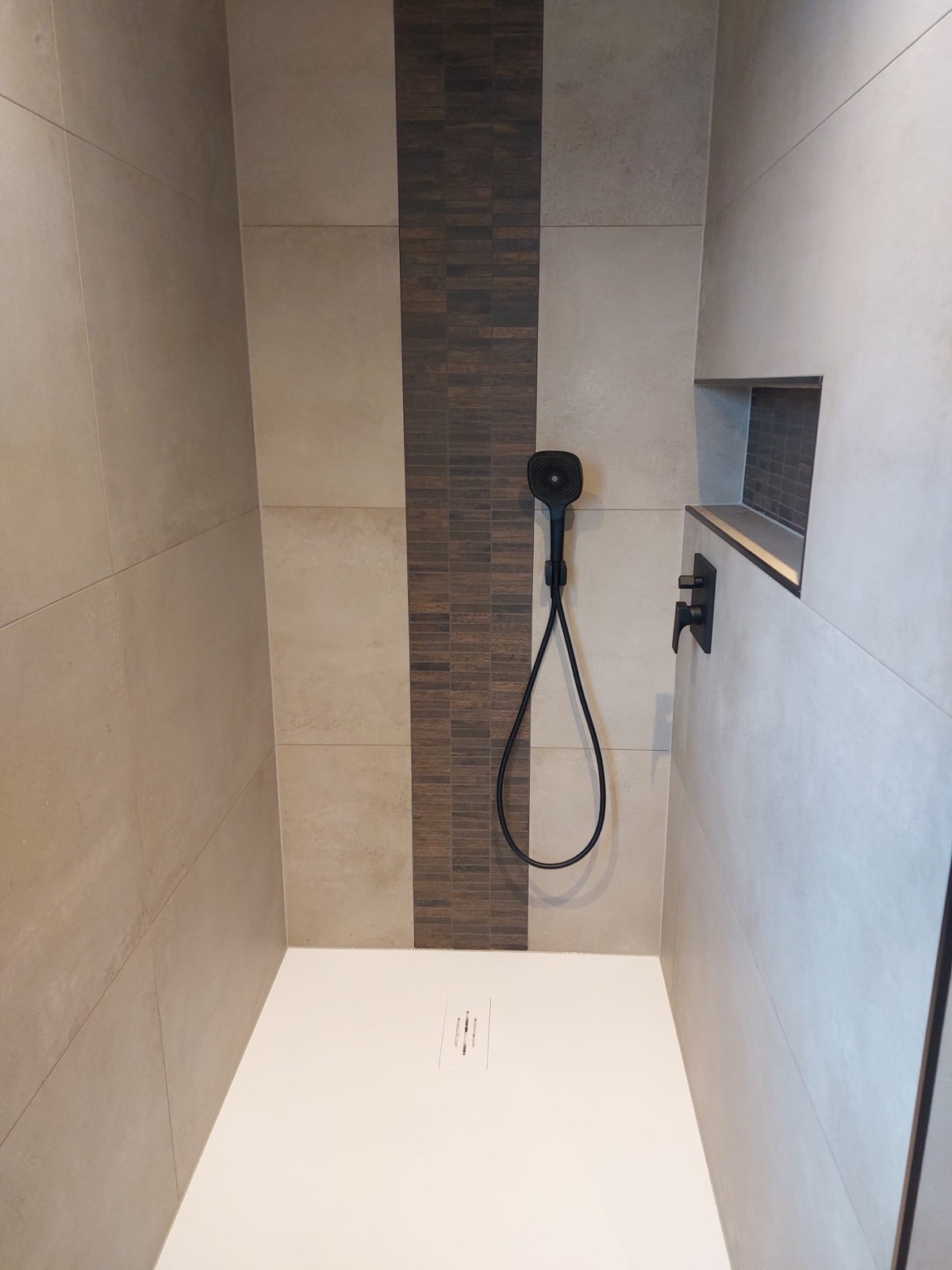 Walk-in-Dusche mit Mosaikfliesen